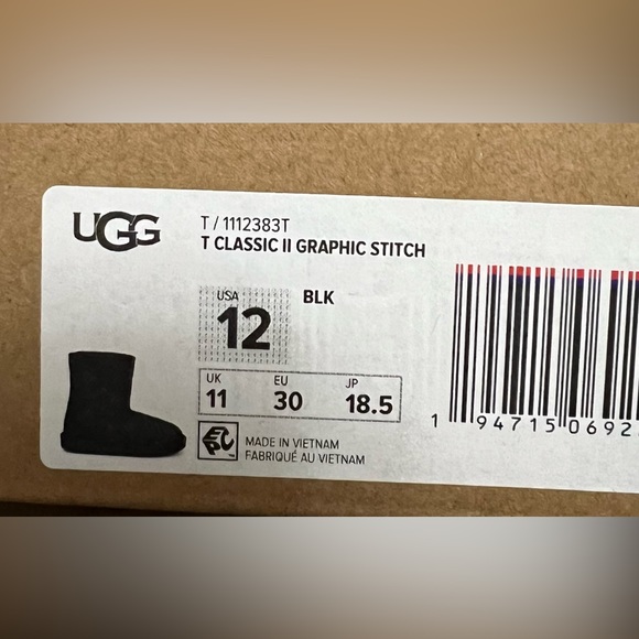 UGG Classic II Graphic Stitch Black NIB - Picture 8 of 8